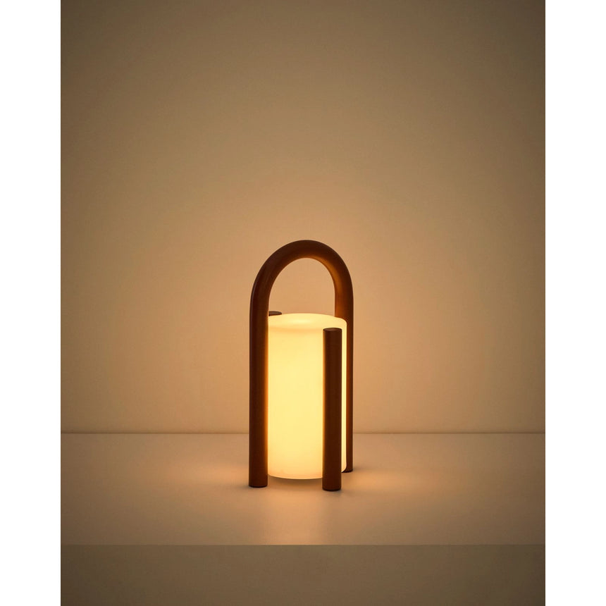 Kleine tragbare Tischlampe Leros aus Polyethylen und terrakottafarbenem Stahl von Kave Home – Bild 11