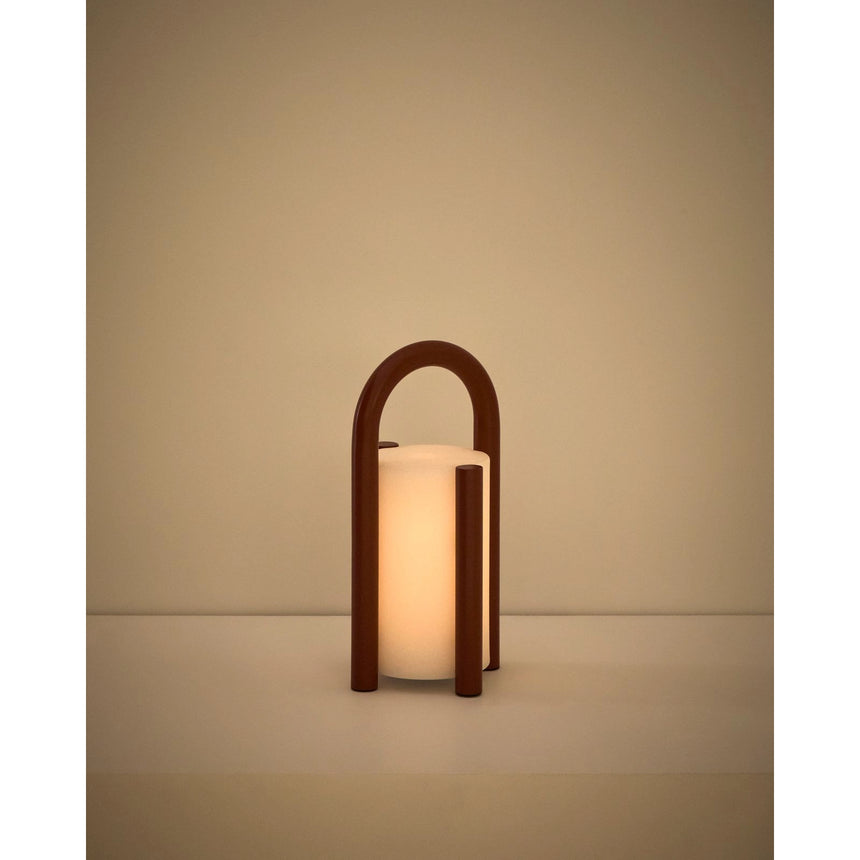 Kleine tragbare Tischlampe Leros aus Polyethylen und terrakottafarbenem Stahl von Kave Home – Bild 12