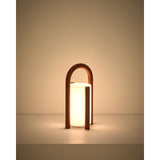 Kleine tragbare Tischlampe Leros aus Polyethylen und terrakottafarbenem Stahl von Kave Home – Bild 9