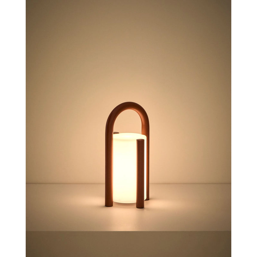 Kleine tragbare Tischlampe Leros aus Polyethylen und terrakottafarbenem Stahl von Kave Home – Bild 9