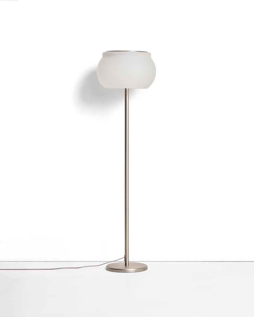 LED-Stehlampe Leruna aus satiniertem Glas und Metall mit verzinktem Finish von Kave Home – Bild 1
