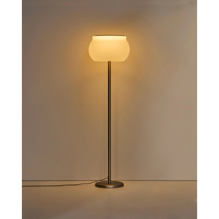 LED-Stehlampe Leruna aus satiniertem Glas und Metall mit verzinktem Finish von Kave Home – Bild 7