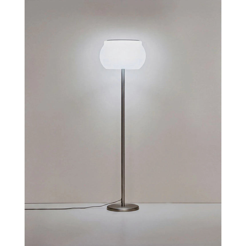 LED-Stehlampe Leruna aus satiniertem Glas und Metall mit verzinktem Finish von Kave Home – Bild 9