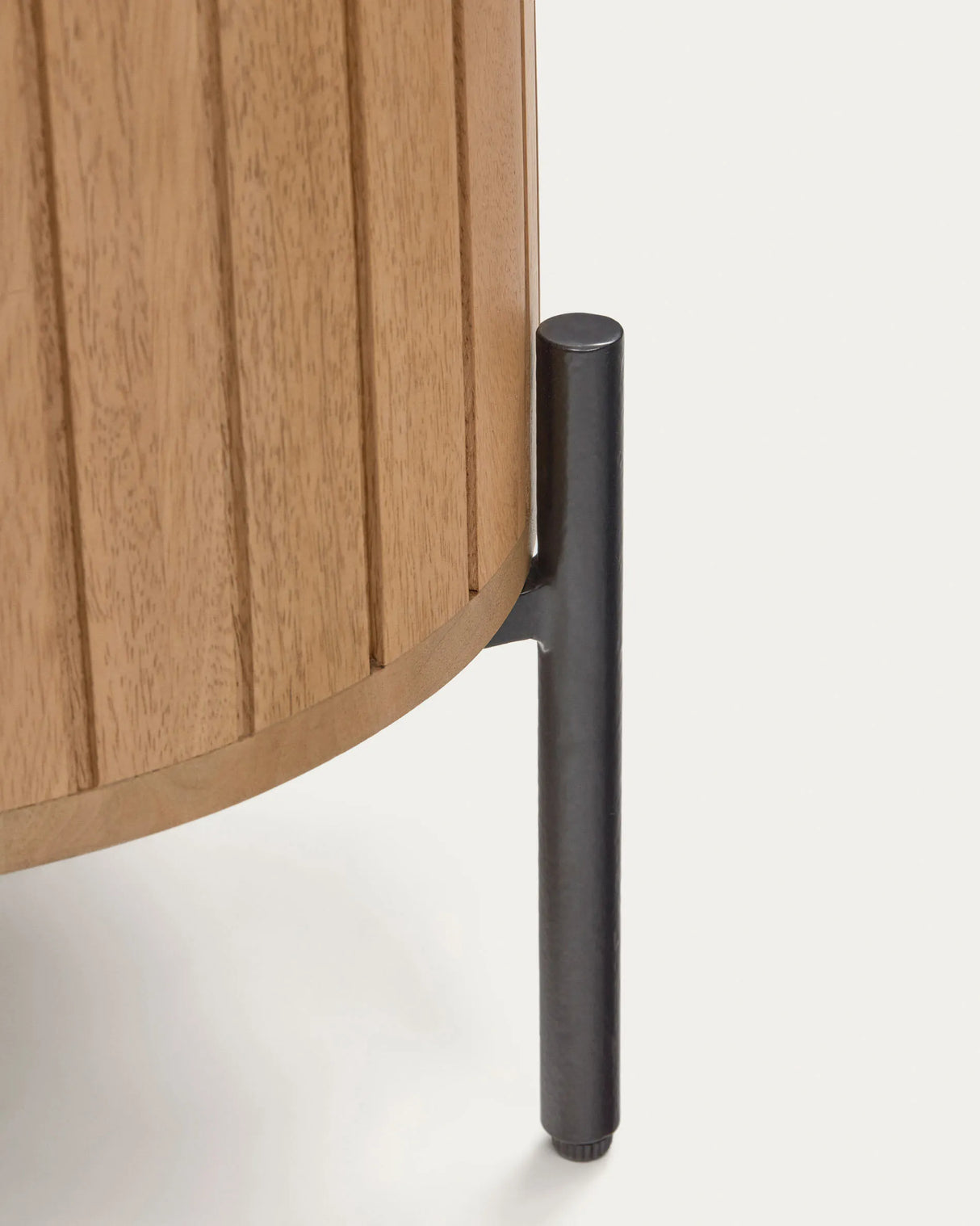 Licia Nachttisch 1 Tür aus massivem Mangoholz und schwarz lackiertem Metall 55 x 55 cm von Kave Home – Produktbild 2