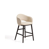Maina Hocker aus beigem dickem Chenille mit Beinen aus massivem Eschenholz in Ebenholzoptik, FSC Mix Credit 65 cm von Kave Home – Bild 1