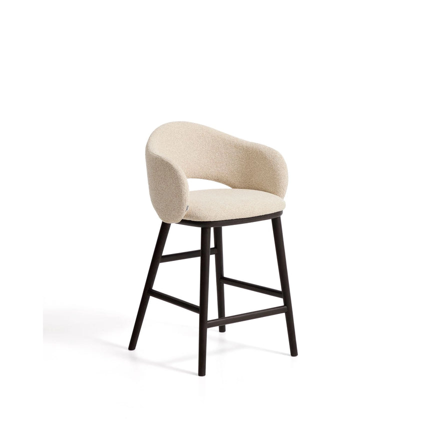 Maina Hocker aus beigem dickem Chenille mit Beinen aus massivem Eschenholz in Ebenholzoptik, FSC Mix Credit 65 cm von Kave Home – Bild 1