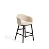 Maina Hocker aus beigem dickem Chenille mit Beinen aus massivem Eschenholz in Ebenholzoptik, FSC Mix Credit 65 cm von Kave Home – Bild 1