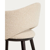 Maina Hocker aus beigem dickem Chenille mit Beinen aus massivem Eschenholz in Ebenholzoptik, FSC Mix Credit 65 cm von Kave Home – Bild 11