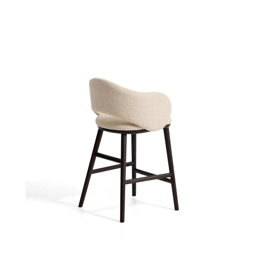 Maina Hocker aus beigem dickem Chenille mit Beinen aus massivem Eschenholz in Ebenholzoptik, FSC Mix Credit 65 cm von Kave Home – Bild 4