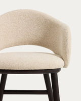 Maina Hocker aus beigem dickem Chenille mit Beinen aus massivem Eschenholz in Ebenholzoptik, FSC Mix Credit 65 cm von Kave Home – Bild 7
