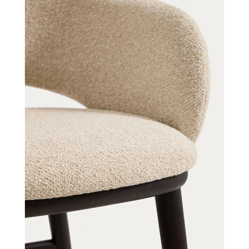 Maina Hocker aus beigem dickem Chenille mit Beinen aus massivem Eschenholz in Ebenholzoptik, FSC Mix Credit 65 cm von Kave Home – Bild 8