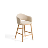 Maina Hocker aus beigem dickem Chenille mit Beinen aus massivem Eschenholz in Naturton, FSC Mix Credit 65 cm von Kave Home – Bild 1