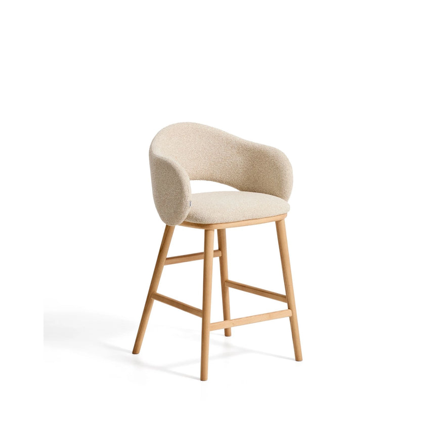 Maina Hocker aus beigem dickem Chenille mit Beinen aus massivem Eschenholz in Naturton, FSC Mix Credit 65 cm von Kave Home – Bild 1