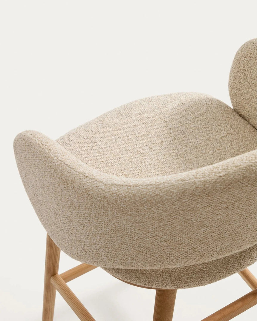 Maina Hocker aus beigem dickem Chenille mit Beinen aus massivem Eschenholz in Naturton, FSC Mix Credit 65 cm von Kave Home – Bild 10