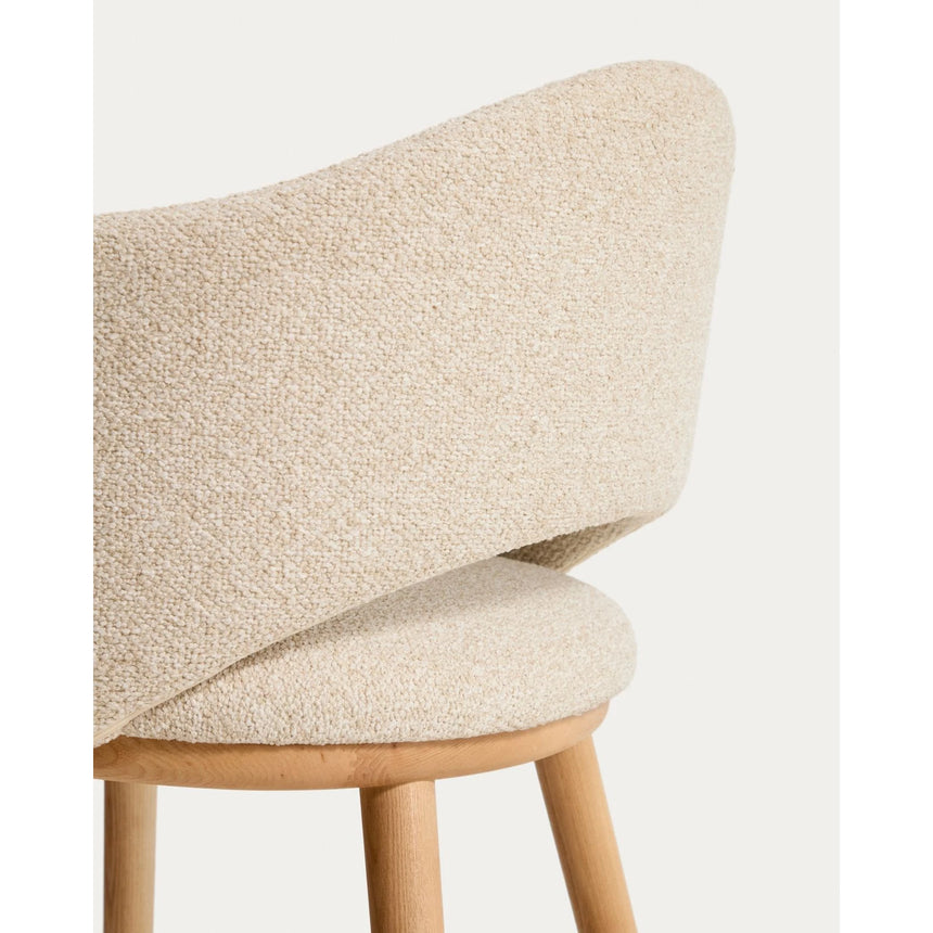 Maina Hocker aus beigem dickem Chenille mit Beinen aus massivem Eschenholz in Naturton, FSC Mix Credit 65 cm von Kave Home – Bild 11