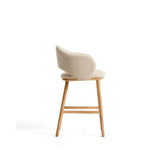 Maina Hocker aus beigem dickem Chenille mit Beinen aus massivem Eschenholz in Naturton, FSC Mix Credit 65 cm von Kave Home – Bild 3