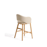 Maina Hocker aus beigem dickem Chenille mit Beinen aus massivem Eschenholz in Naturton, FSC Mix Credit 65 cm von Kave Home – Bild 4