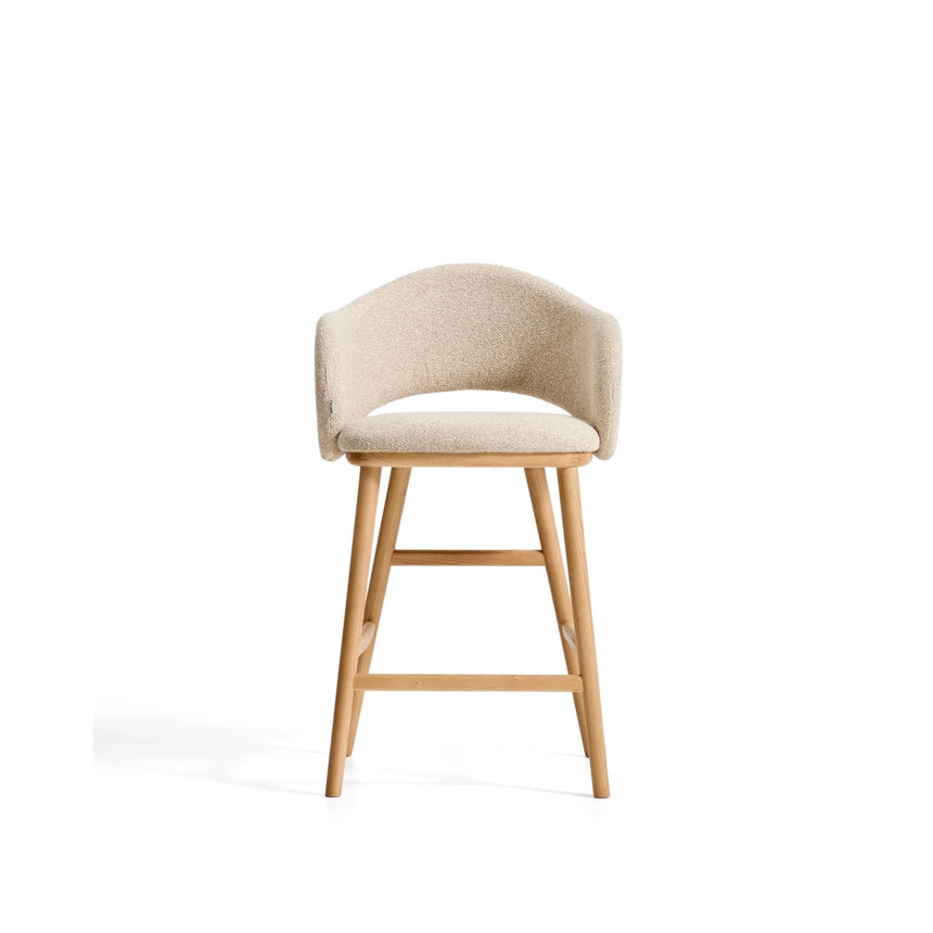Maina Hocker aus beigem dickem Chenille mit Beinen aus massivem Eschenholz in Naturton, FSC Mix Credit 65 cm von Kave Home – Bild 5