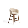 Maina Hocker aus beigem dickem Chenille mit Beinen aus massivem Eschenholz in Walnussoptik, FSC Mix Credit 65 cm von Kave Home – Bild 1