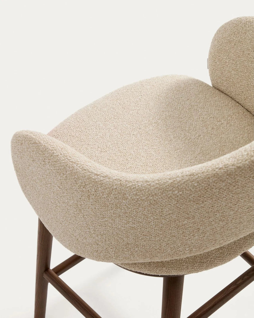 Maina Hocker aus beigem dickem Chenille mit Beinen aus massivem Eschenholz in Walnussoptik, FSC Mix Credit 65 cm von Kave Home – Bild 10