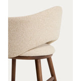 Maina Hocker aus beigem dickem Chenille mit Beinen aus massivem Eschenholz in Walnussoptik, FSC Mix Credit 65 cm von Kave Home – Bild 11