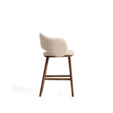Maina Hocker aus beigem dickem Chenille mit Beinen aus massivem Eschenholz in Walnussoptik, FSC Mix Credit 65 cm von Kave Home – Bild 3