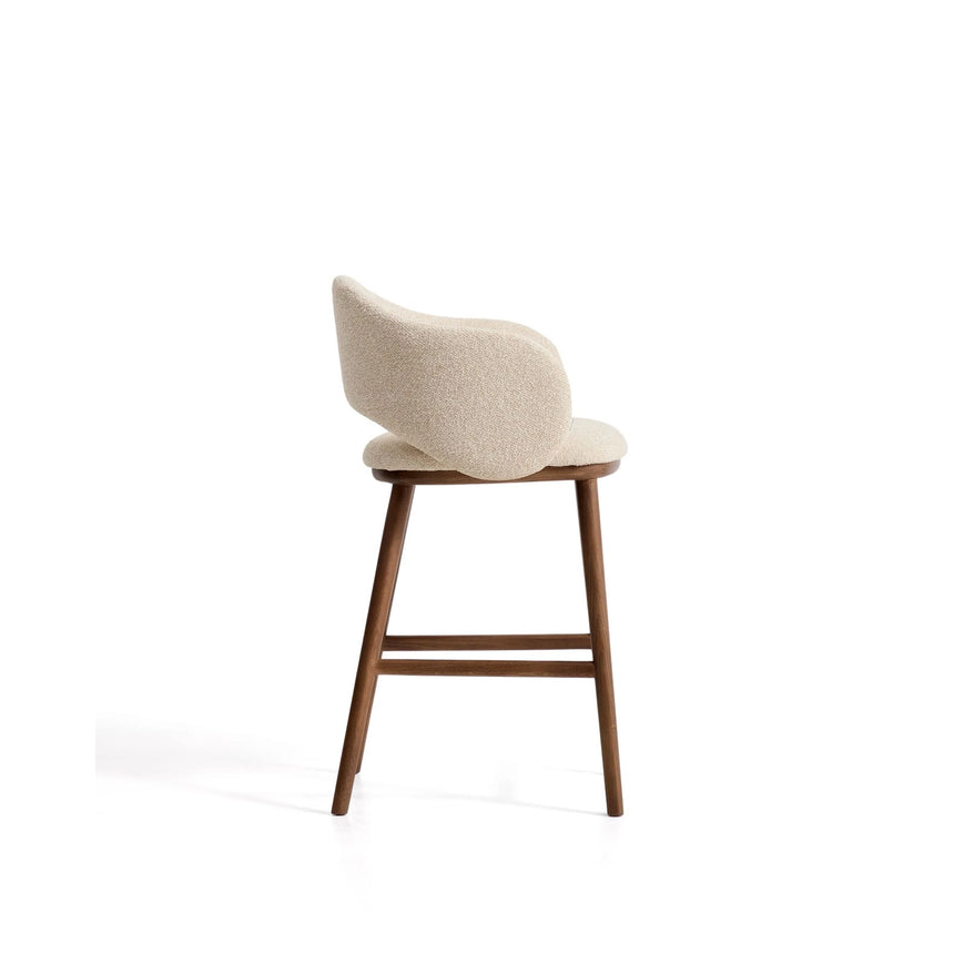 Maina Hocker aus beigem dickem Chenille mit Beinen aus massivem Eschenholz in Walnussoptik, FSC Mix Credit 65 cm von Kave Home – Bild 3