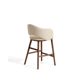 Maina Hocker aus beigem dickem Chenille mit Beinen aus massivem Eschenholz in Walnussoptik, FSC Mix Credit 65 cm von Kave Home – Bild 4
