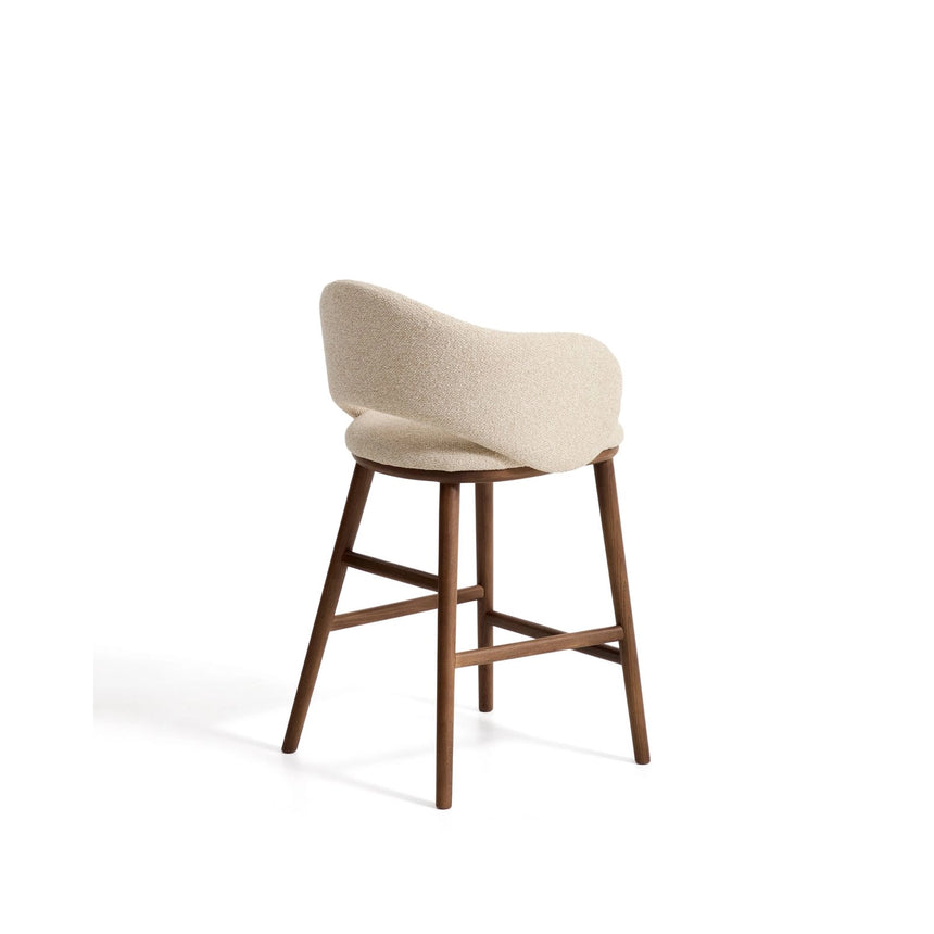 Maina Hocker aus beigem dickem Chenille mit Beinen aus massivem Eschenholz in Walnussoptik, FSC Mix Credit 65 cm von Kave Home – Bild 4