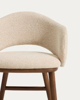 Maina Hocker aus beigem dickem Chenille mit Beinen aus massivem Eschenholz in Walnussoptik, FSC Mix Credit 65 cm von Kave Home – Bild 7