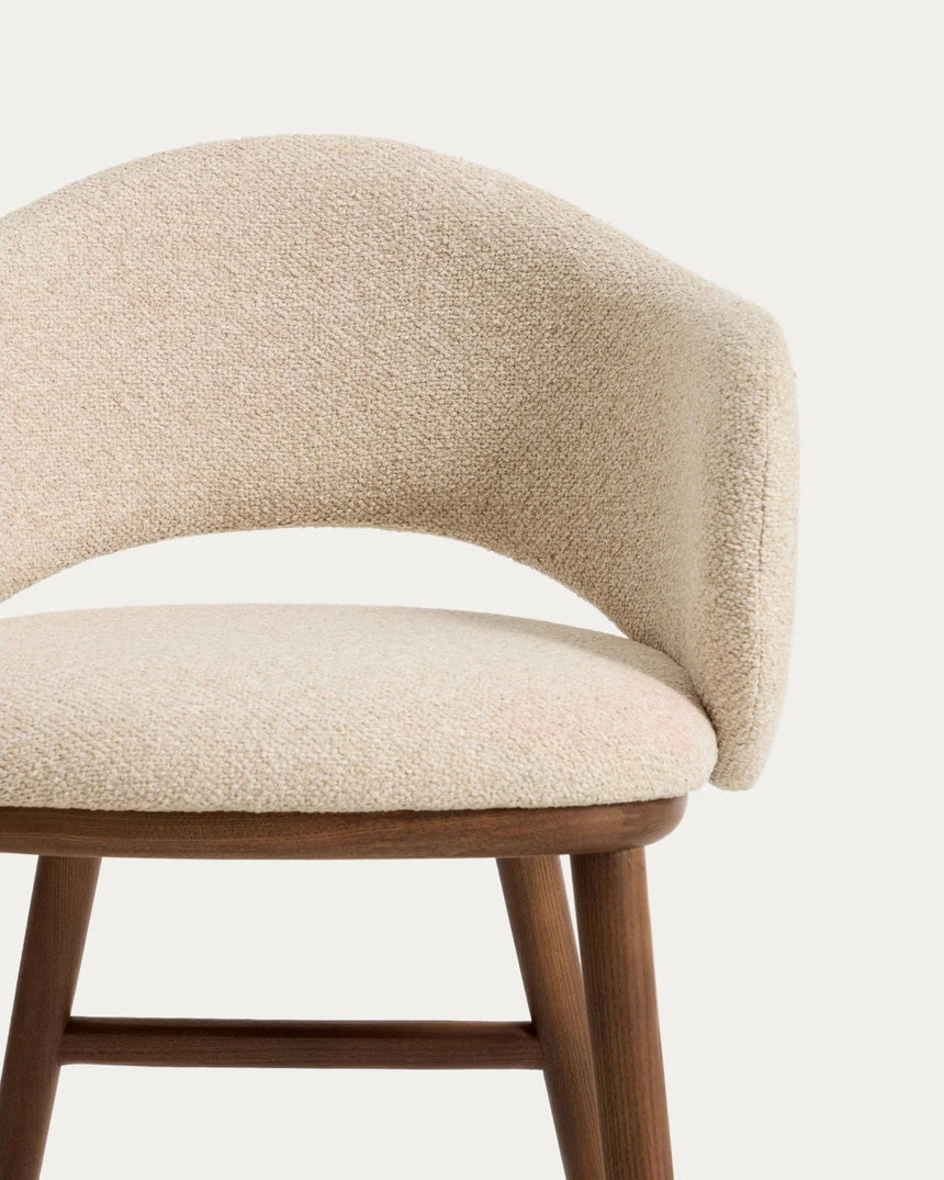 Maina Hocker aus beigem dickem Chenille mit Beinen aus massivem Eschenholz in Walnussoptik, FSC Mix Credit 65 cm von Kave Home – Bild 7