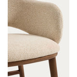 Maina Hocker aus beigem dickem Chenille mit Beinen aus massivem Eschenholz in Walnussoptik, FSC Mix Credit 65 cm von Kave Home – Bild 8