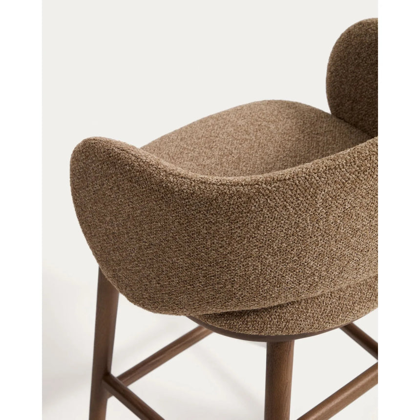 Maina Hocker aus braunem dickem Chenille mit Beinen aus massivem Eschenholz in Walnussoptik, FSC Mix Credit 65 cm von Kave Home – Bild 10