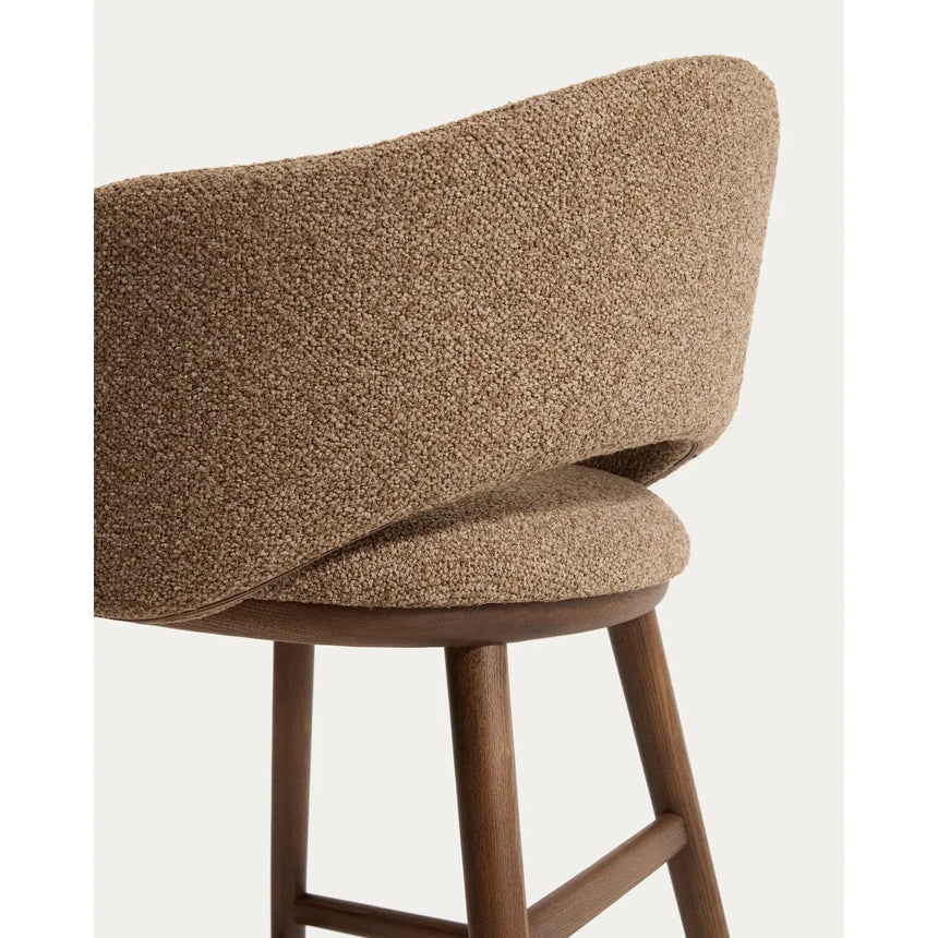 Maina Hocker aus braunem dickem Chenille mit Beinen aus massivem Eschenholz in Walnussoptik, FSC Mix Credit 65 cm von Kave Home – Bild 11