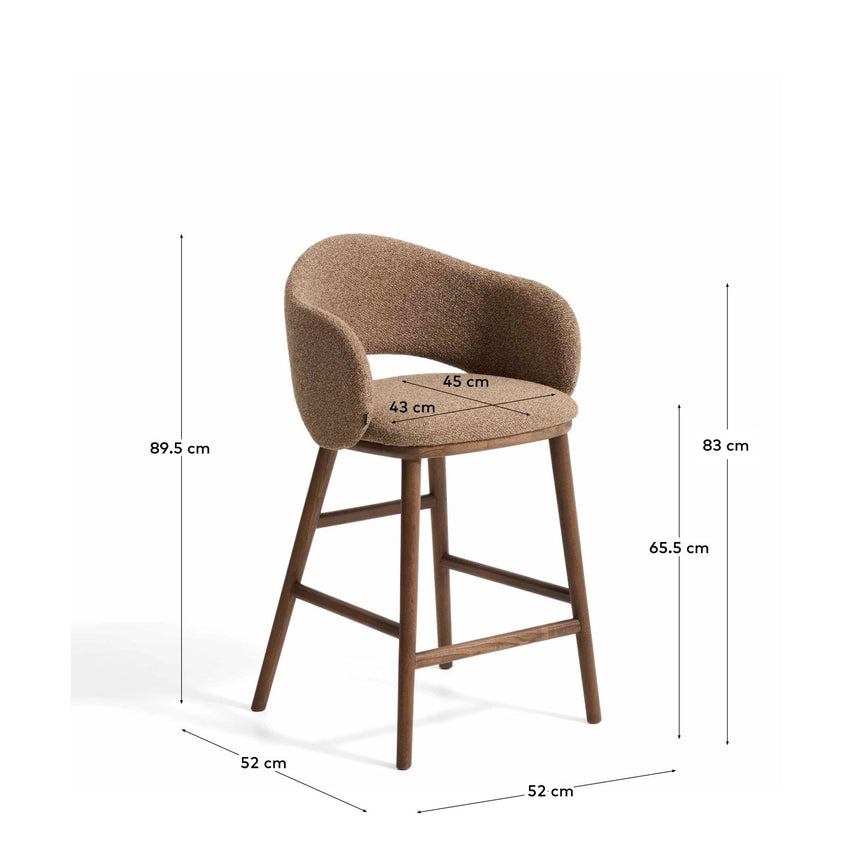 Maina Hocker aus braunem dickem Chenille mit Beinen aus massivem Eschenholz in Walnussoptik, FSC Mix Credit 65 cm von Kave Home – Bild 2