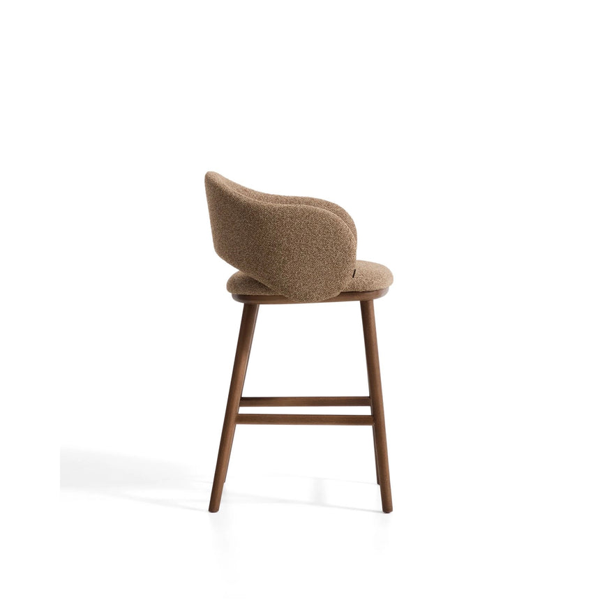 Maina Hocker aus braunem dickem Chenille mit Beinen aus massivem Eschenholz in Walnussoptik, FSC Mix Credit 65 cm von Kave Home – Bild 3