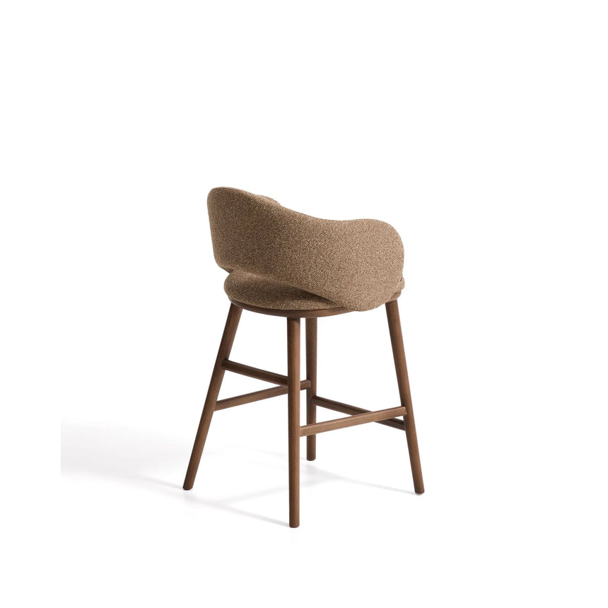 Maina Hocker aus braunem dickem Chenille mit Beinen aus massivem Eschenholz in Walnussoptik, FSC Mix Credit 65 cm von Kave Home – Bild 4