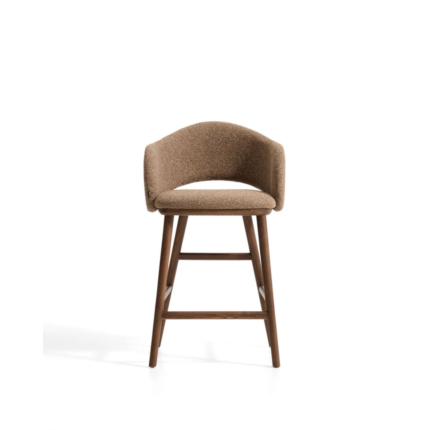Maina Hocker aus braunem dickem Chenille mit Beinen aus massivem Eschenholz in Walnussoptik, FSC Mix Credit 65 cm von Kave Home – Bild 5