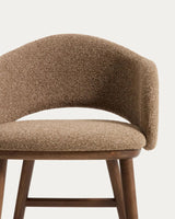 Maina Hocker aus braunem dickem Chenille mit Beinen aus massivem Eschenholz in Walnussoptik, FSC Mix Credit 65 cm von Kave Home – Bild 7