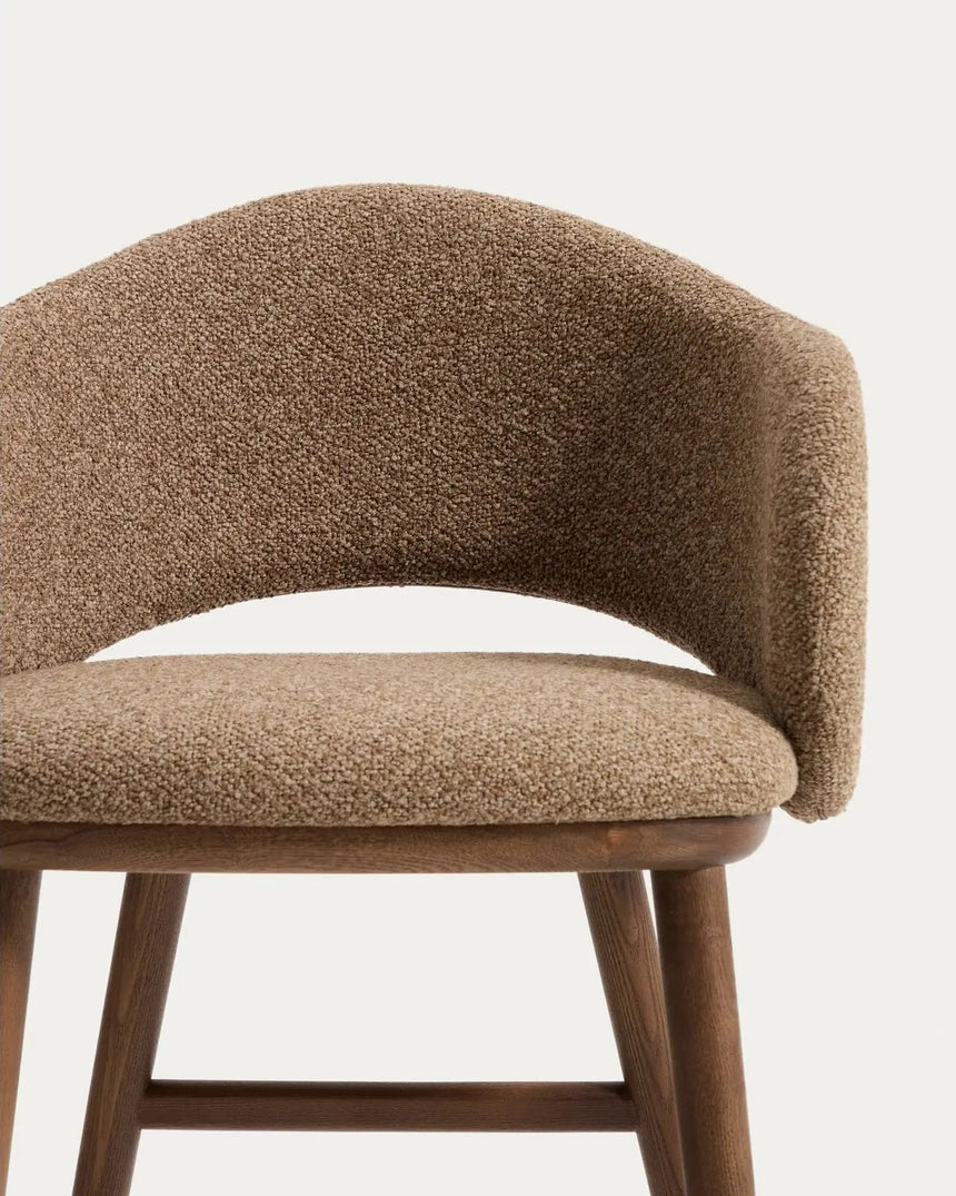 Maina Hocker aus braunem dickem Chenille mit Beinen aus massivem Eschenholz in Walnussoptik, FSC Mix Credit 65 cm von Kave Home – Bild 7