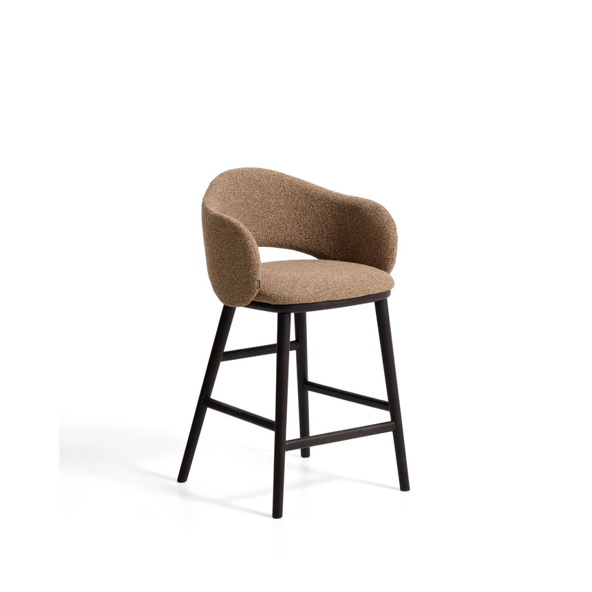 Maina Hocker aus braunem dickem Chenille und Beinen aus massivem Eschenholz mit Finish in Ebenholzoptik FSC Mix Credit 65 cm von Kave Home – Bild 1