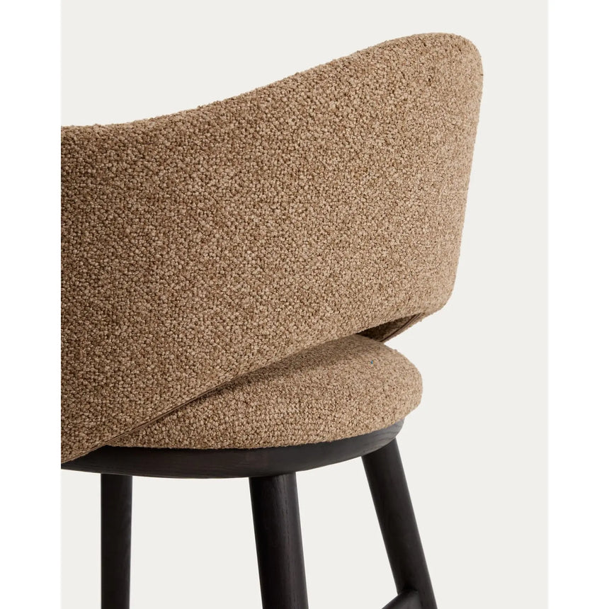 Maina Hocker aus braunem dickem Chenille und Beinen aus massivem Eschenholz mit Finish in Ebenholzoptik FSC Mix Credit 65 cm von Kave Home – Bild 10