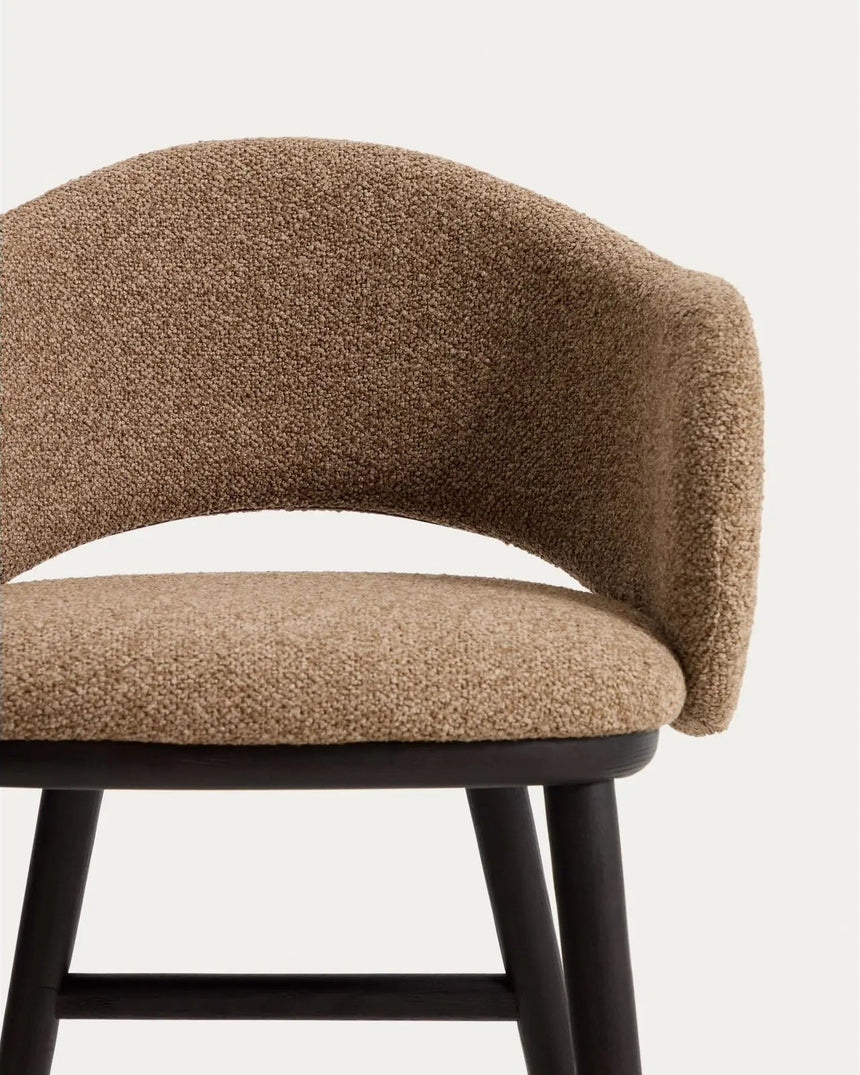 Maina Hocker aus braunem dickem Chenille und Beinen aus massivem Eschenholz mit Finish in Ebenholzoptik FSC Mix Credit 65 cm von Kave Home – Bild 6