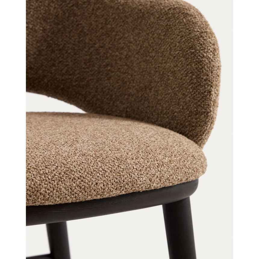 Maina Hocker aus braunem dickem Chenille und Beinen aus massivem Eschenholz mit Finish in Ebenholzoptik FSC Mix Credit 65 cm von Kave Home – Bild 7