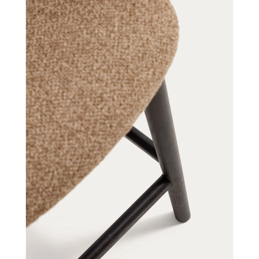 Maina Hocker aus braunem dickem Chenille und Beinen aus massivem Eschenholz mit Finish in Ebenholzoptik FSC Mix Credit 65 cm von Kave Home – Bild 8
