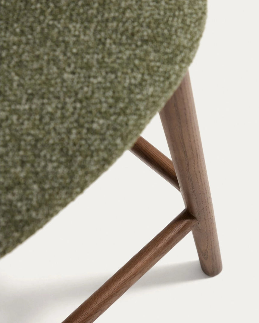 Maina Hocker aus dickem Chenille mit Beinen aus massivem Eschenholz, FSC Mix Credit 65 cm von Kave Home – Bild 9