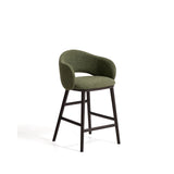 Maina Hocker aus grünem dickem Chenille mit Beinen aus massivem Eschenholz in Ebenholzoptik, FSC Mix Credit 65 cm von Kave Home – Bild 1