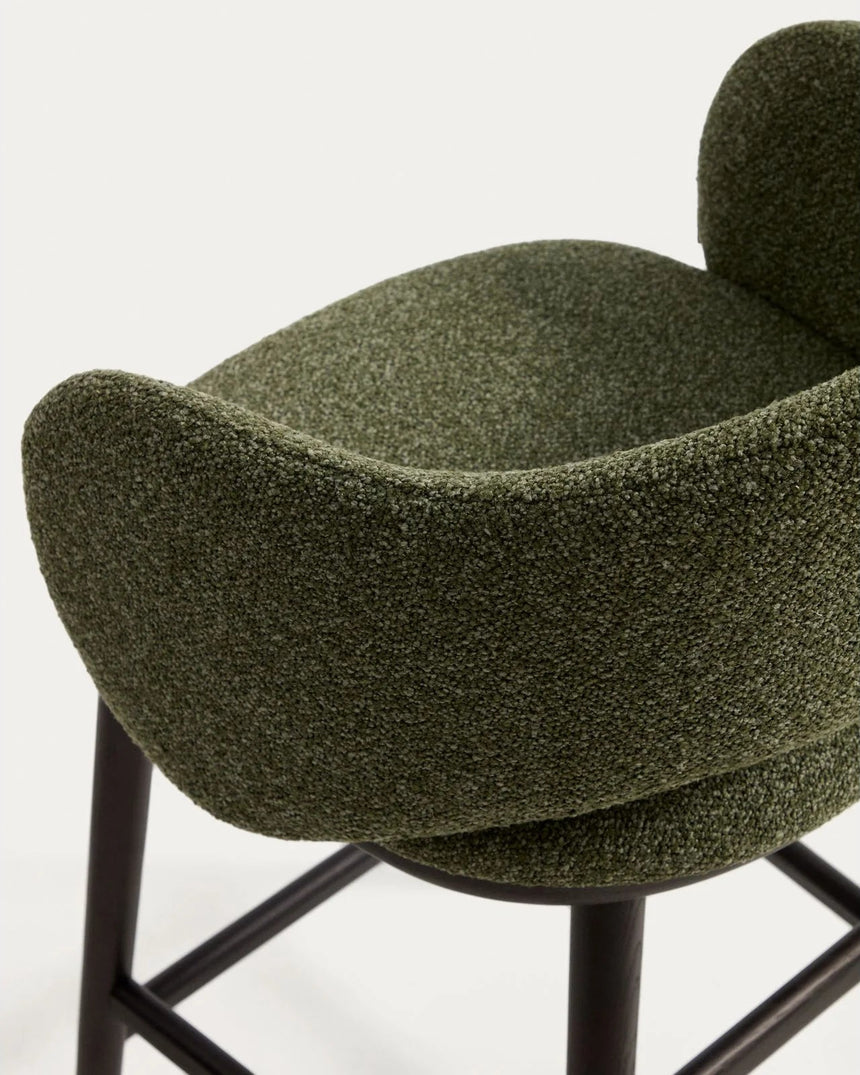 Maina Hocker aus grünem dickem Chenille mit Beinen aus massivem Eschenholz in Ebenholzoptik, FSC Mix Credit 65 cm von Kave Home – Bild 10