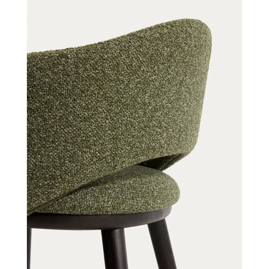 Maina Hocker aus grünem dickem Chenille mit Beinen aus massivem Eschenholz in Ebenholzoptik, FSC Mix Credit 65 cm von Kave Home – Bild 11