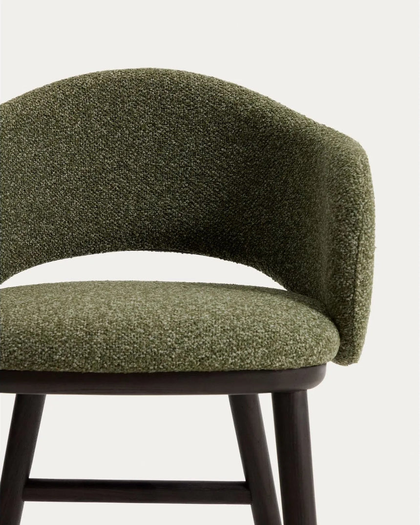 Maina Hocker aus grünem dickem Chenille mit Beinen aus massivem Eschenholz in Ebenholzoptik, FSC Mix Credit 65 cm von Kave Home – Bild 7
